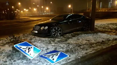 В Алматы Bentley врезался в рекламный билборд. ФОТО