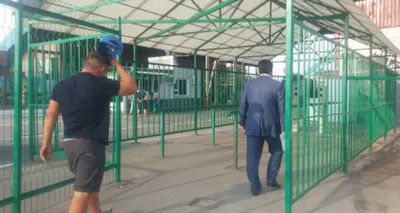 На границе Казахстана и Кыргызстана убрали железные клетки