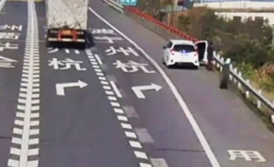 Женщину сбило колесо от грузовика