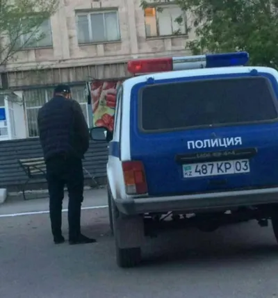 В соцсетях появилось новое фото с мужчиной, справляющим нужду возле машины полиции