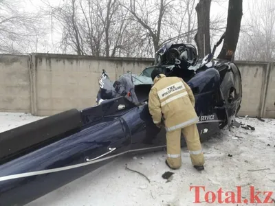 Частный вертолет упал в одном из микрорайонов Алматы