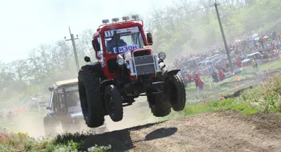 Трактор влетел в толпу журналистов под Ростовом