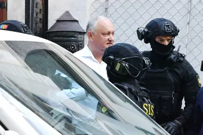 Сторонники Соцпартии протестуют у парламента после задержания Додона в Кишиневе