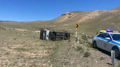 Автобус с туристами опрокинулся в Алматинской области