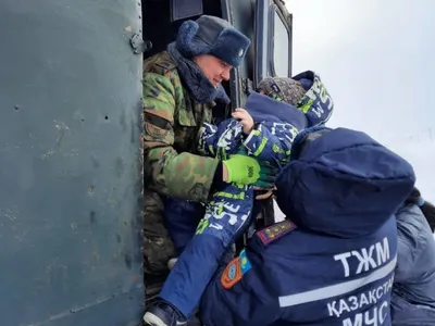 Более 60 человек спасли на заснеженных автотрассах ВКО