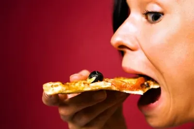 Выяснено почему во время еды мы не кусаем свой язык!