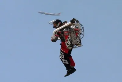 Совершен первый полет на джетпаке с крыши 45-этажного здания