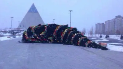 Вследствие урагана в Астане пострадали люди