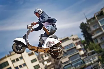 В Казахстане владельцам скутеров придется получать права