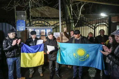В память о погибших в Киеве алматинцы возложили цветы. ФотоЭксклюзив