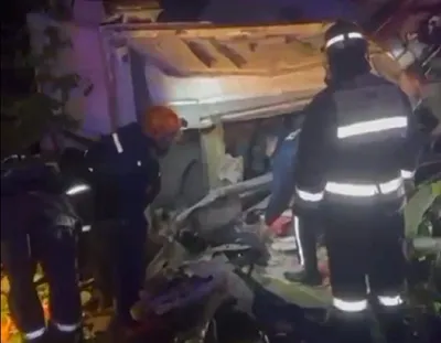 Водителя цементовоза зажало в кабине после ДТП в ВКО