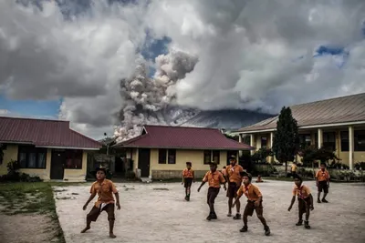 Вулкан Синабунг выбросил семикилометровый столб пепла на Суматре