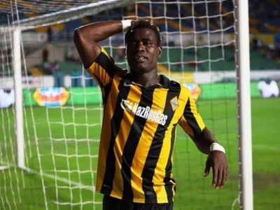 Неизвестные исцарапали Porshe нападающего «Кайрата» Жерара Гоу