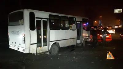 В Алматы Volkswagen подрезал автобус