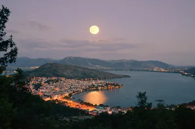 Жители Земли поделились снимками суперлуния 2022 года