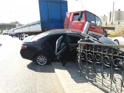 В Алматы Camry спровоцировала ДТП с «Камазом»