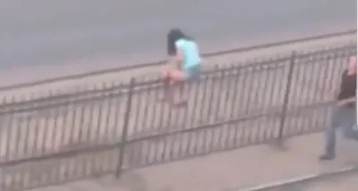 В Павлодаре ищут парня, вытащившего девушку из-под трамвая