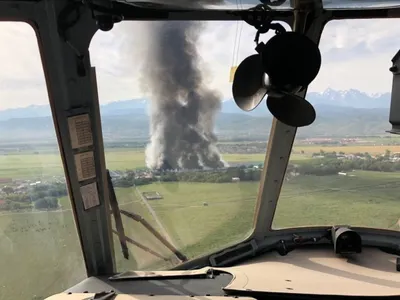 Для тушения пожара на складах в Алматы задействован вертолет