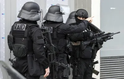 СМИ: неизвестный захватил двух заложников в Париже