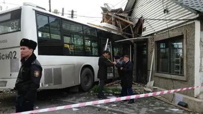 В Алматы пассажирский автобус врезался в магазин – шестеро пострадавших