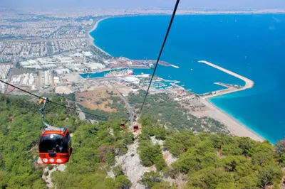 Свыше 180 человек застряли на высоте в результате поломки фуникулера в Анталье