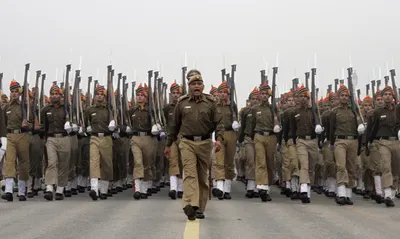 Набирает популярность противовирусный танец полицейских из Индии