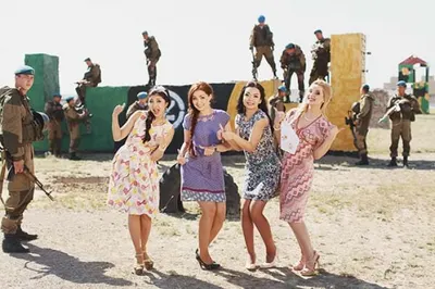 Казахстанские актрисы поздравили солдат с праздникомЭксклюзив