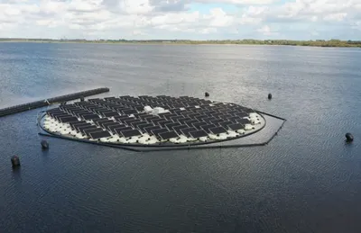 Остров из 180 солнечных панелей построен в Нидерландах