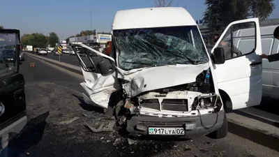 Водителя «Делики» зажало в результате ДТП в Алматы