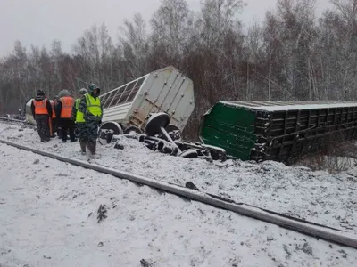 Расследуется крушение поезда с военной техникой в Омской области