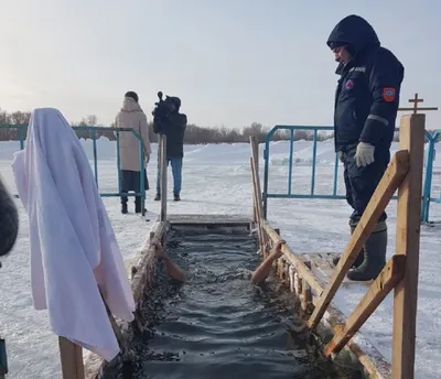 Двое молодых людей на Крещение едва не утонули в проруби в Павлодаре