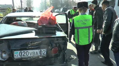 В Алматы серийный «домушник» при побеге протаранил пять машин