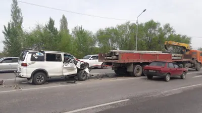 Delica на полном ходу врезалась в груженый КАМАЗ – водитель погиб на месте