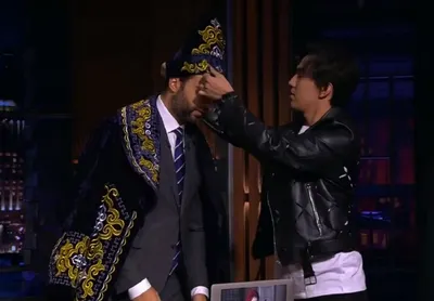 Димаш Кудайберген подарил чапан Ивану Урганту