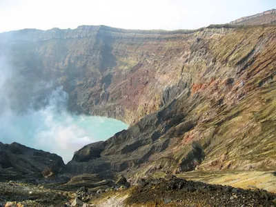 Кратер японского вулкана Асо опустился после серии землетрясений