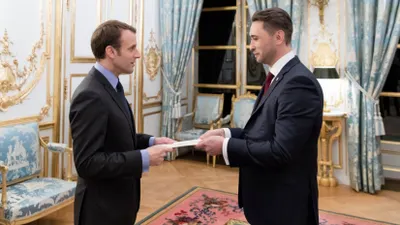 Посол Казахстана вручил верительные грамоты президенту Франции