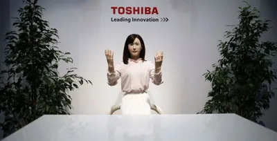 Toshiba создала женщину-андроида и умные очки