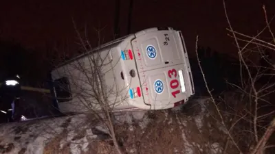 В Алматы перевернулась машина скорой помощи