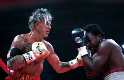 Боксер Эллиот получил всю сумму, положенную за бой с Микки Рурком