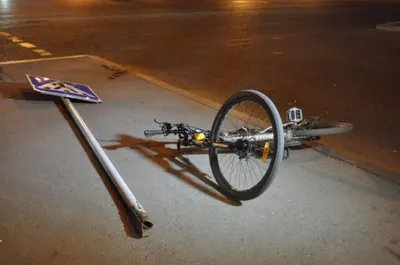 Велосипедист головой снес дорожный знак в Алматы