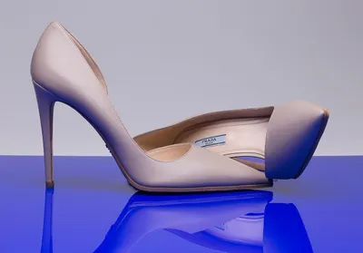 Группа неизвестных похитила сотни пар обуви из модного дома Prada в Италии