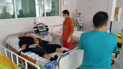 Полицейского, спасшего автобус с детьми от наезда грузовика, увезли в Астану