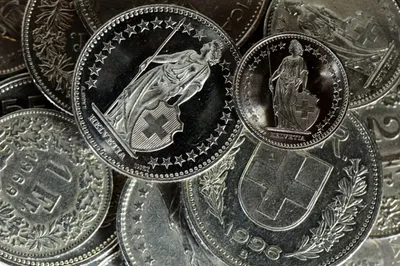 Доплачивать заемщикам за кредиты начали банки в Швейцарии