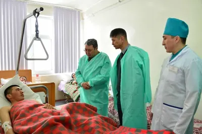 Министр обороны РК навестил пострадавших и семьи погибших в ущелье Коксай военнослужащих