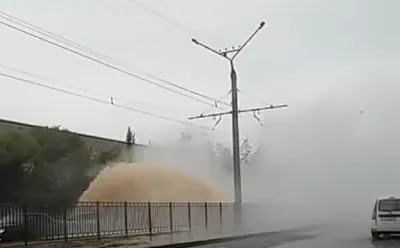 «Гейзер» в Павлодаре: поток воды из теплотрассы повредил четыре автомобиля