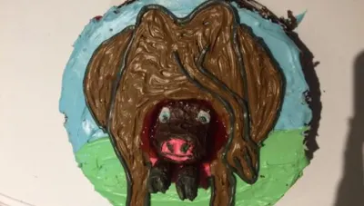 Торт в виде рожающей коровы преподнесли четырехлетнему мальчику