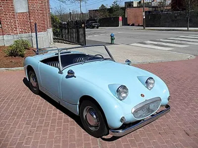 Годовалая девочка купила себе ретроавтомобиль на eBay