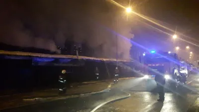 В Алматы загорелся крупный супермаркет на Суюнбая