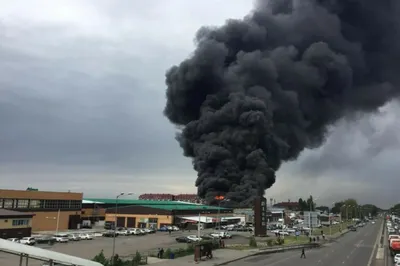 В Алматы горит барахолка