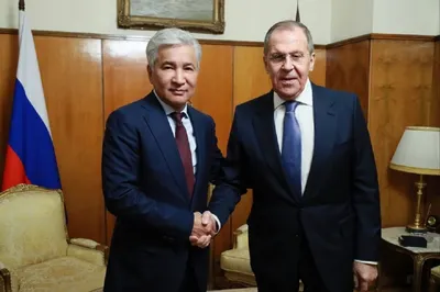 Лавров вручил Тасмагамбетову памятный подарок